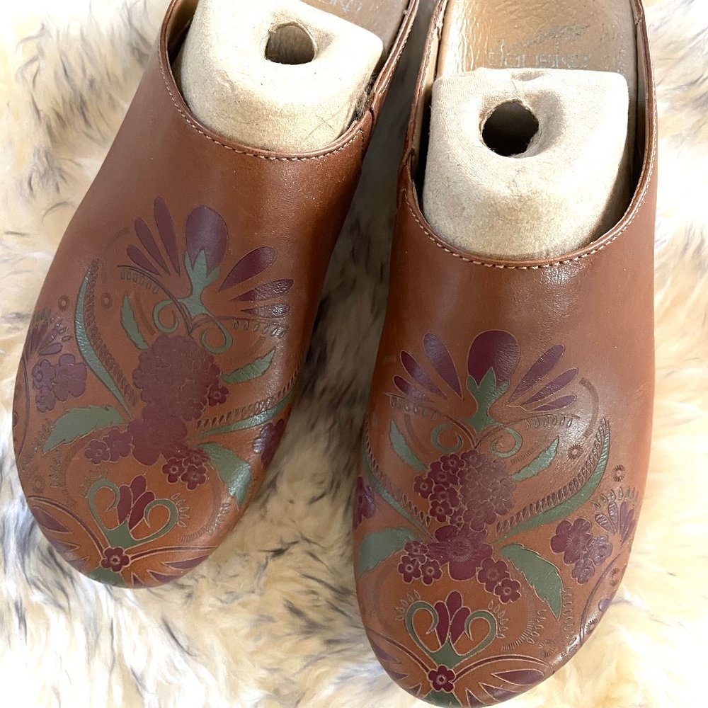 Dansko Brenda Waxy Tan Floral Clog Size 38 Cute EUC